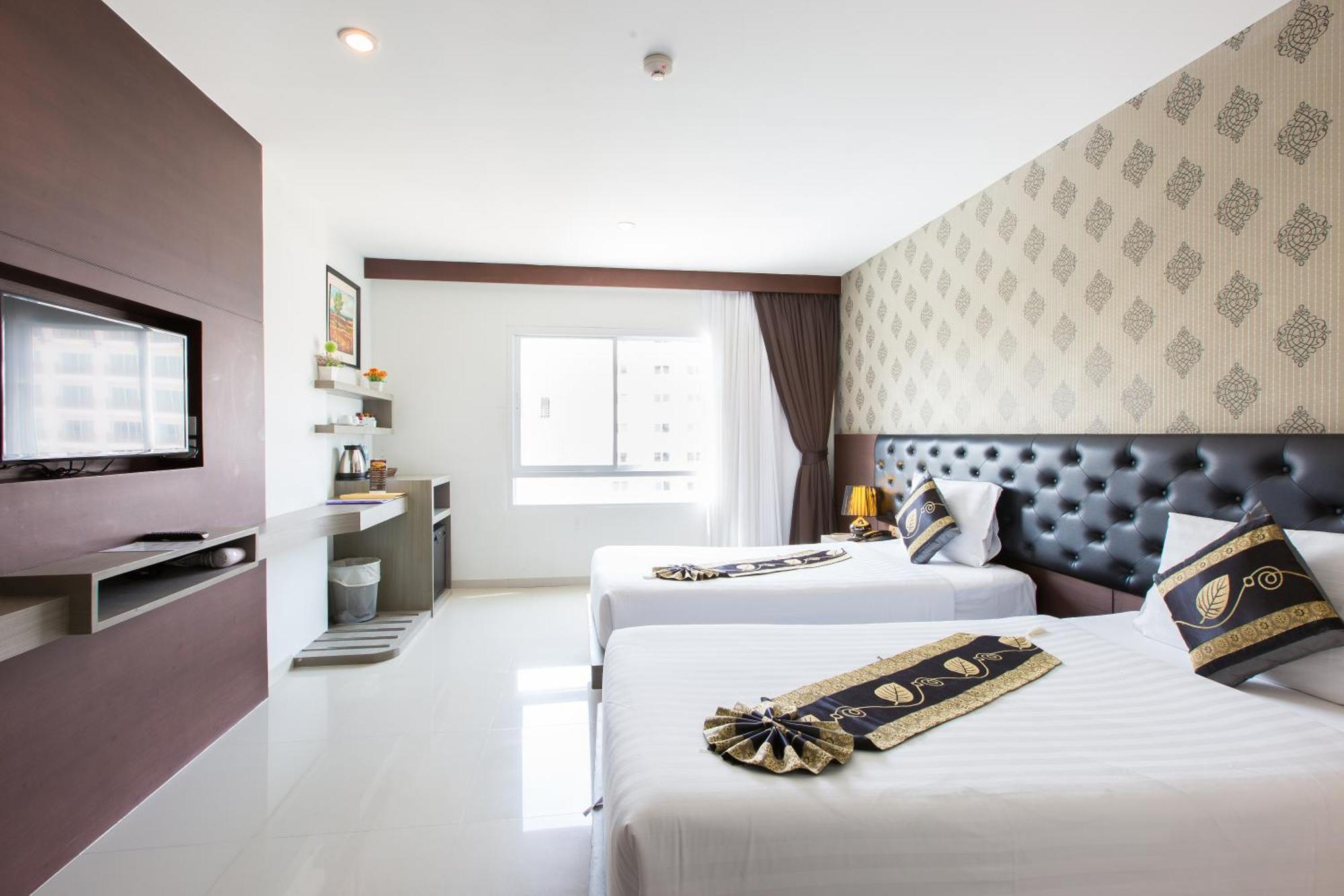 Hemingways Silk Hotel Patong ภายนอก รูปภาพ