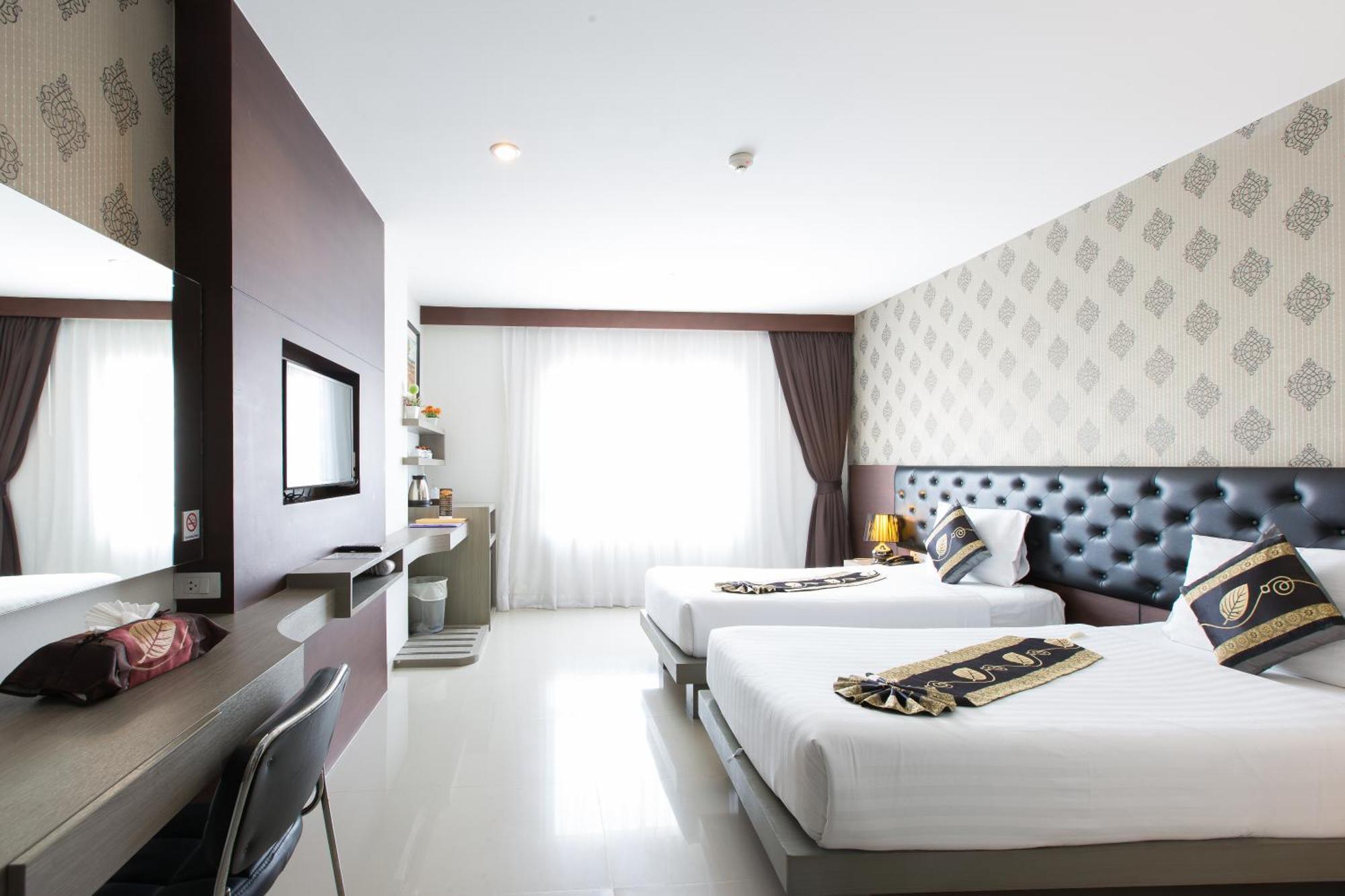 Hemingways Silk Hotel Patong ภายนอก รูปภาพ