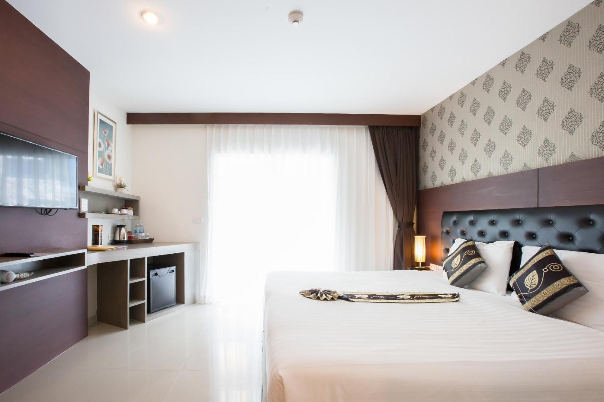 Hemingways Silk Hotel Patong ภายนอก รูปภาพ