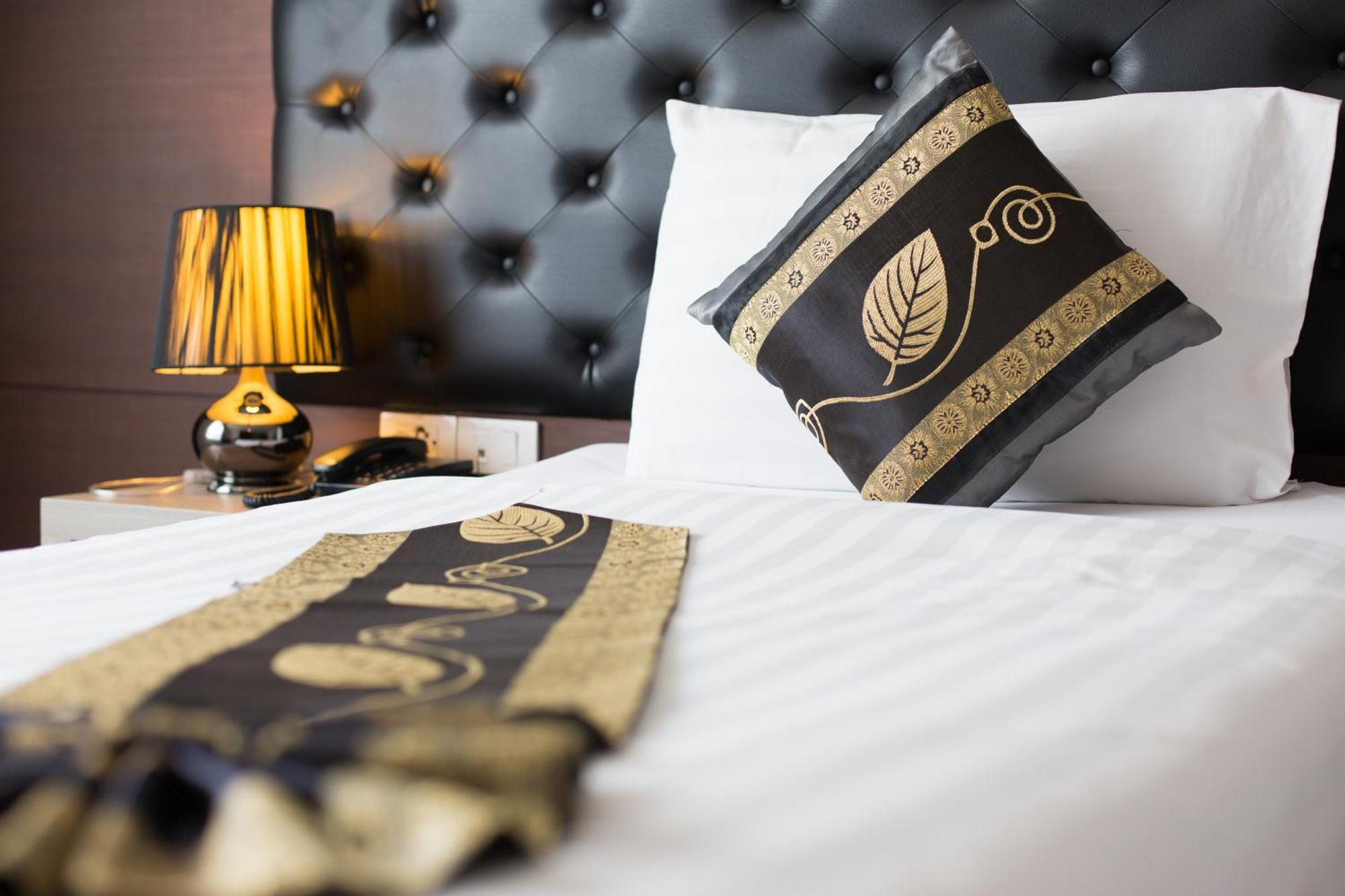 Hemingways Silk Hotel Patong ภายนอก รูปภาพ