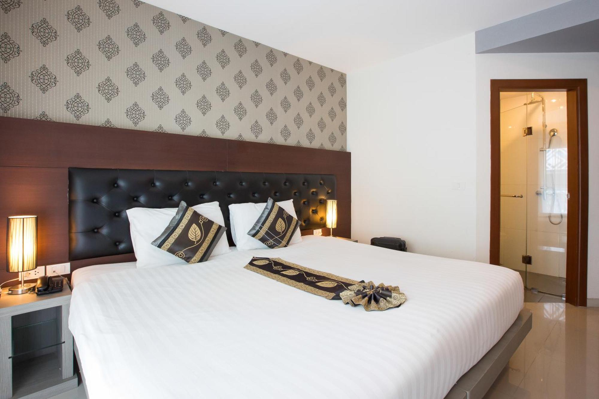 Hemingways Silk Hotel Patong ภายนอก รูปภาพ