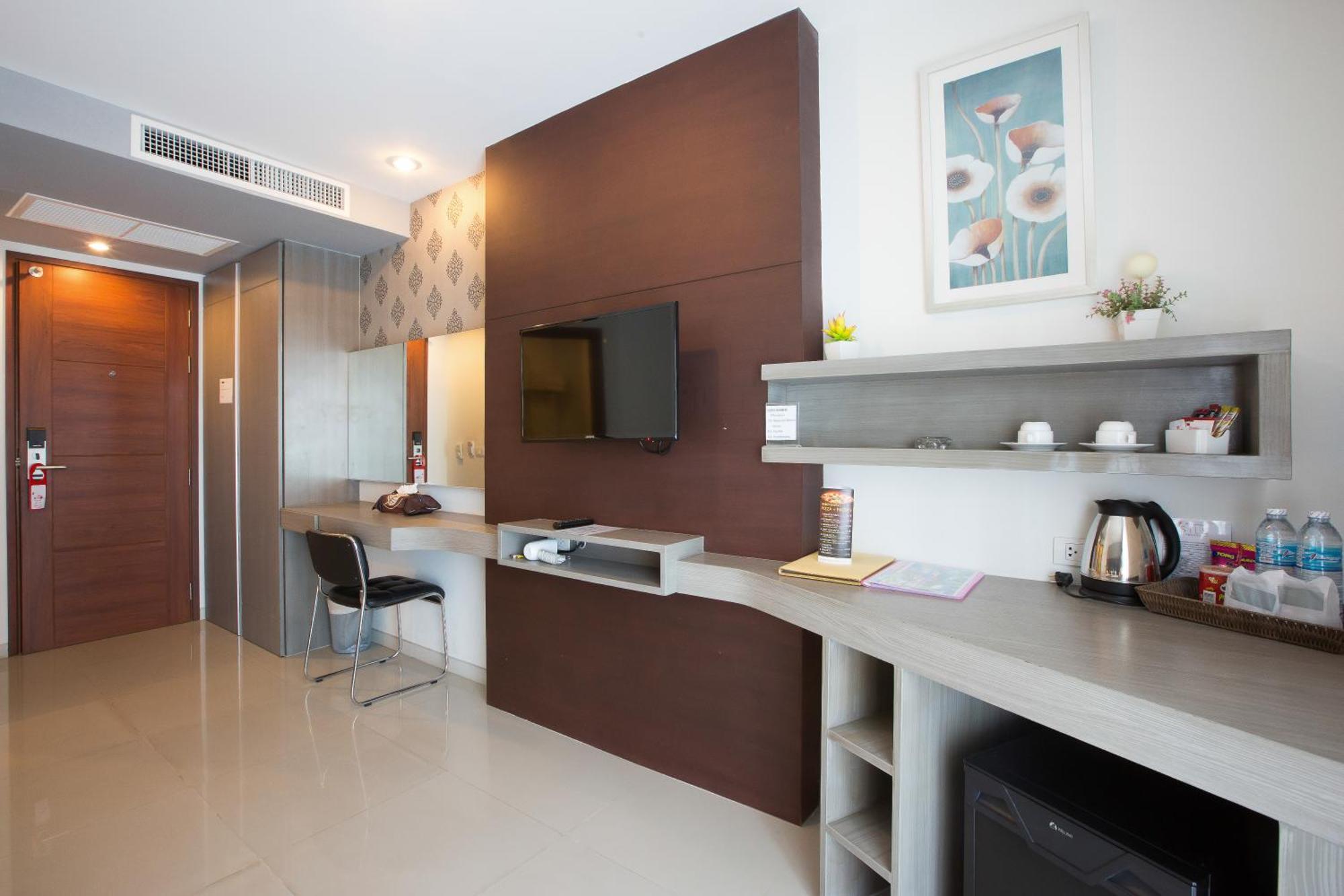Hemingways Silk Hotel Patong ภายนอก รูปภาพ